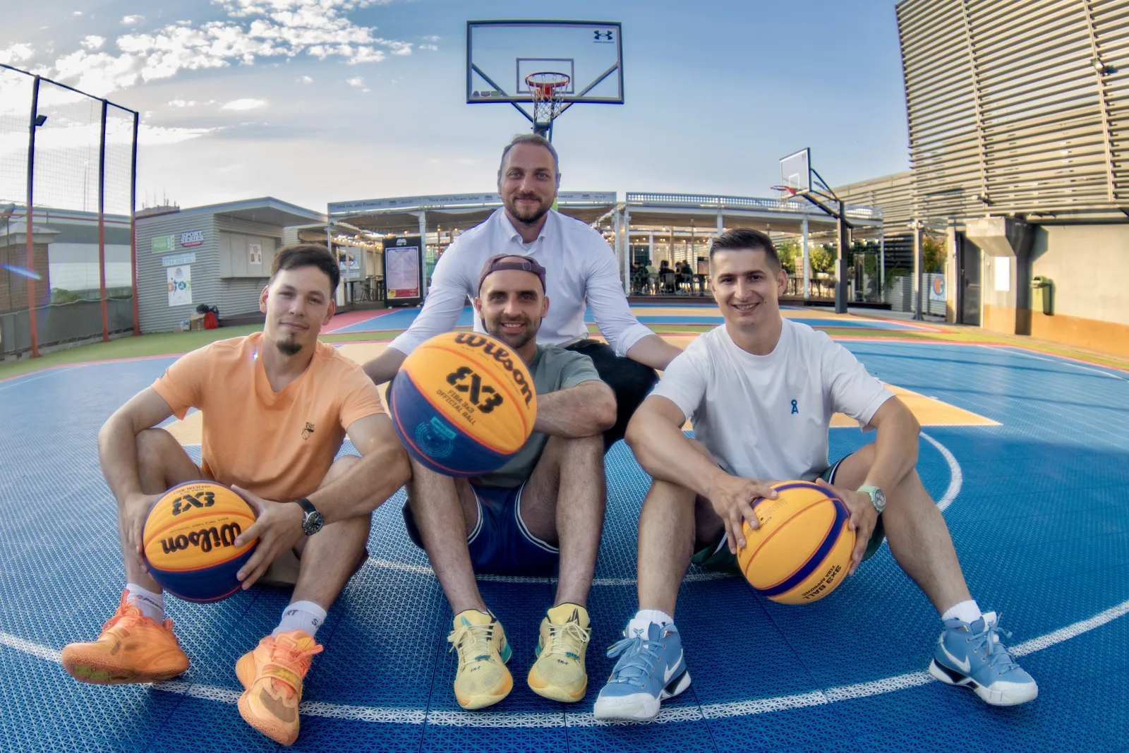 Echipa de antrenori BC Thunder pe terenul de baschet 3x3