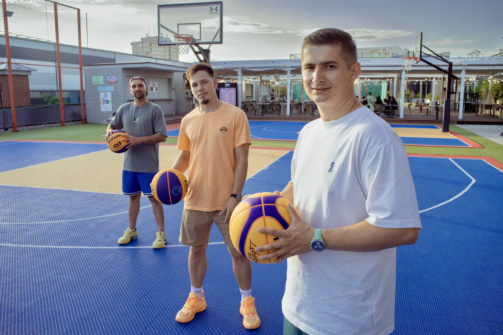 Antrenorii BC Thunder pe terenul exterior de baschet 3x3
